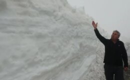 Burası ne Van ne de Hakkari! Yaz şehrinde kar 2 metreyi aştı