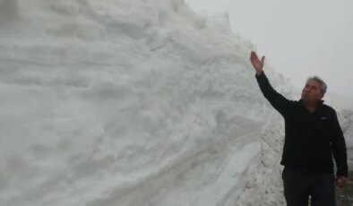 Burası ne Van ne de Hakkari! Yaz şehrinde kar 2 metreyi aştı