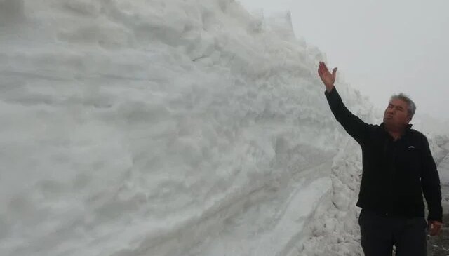 Burası ne Van ne de Hakkari! Yaz şehrinde kar 2 metreyi aştı