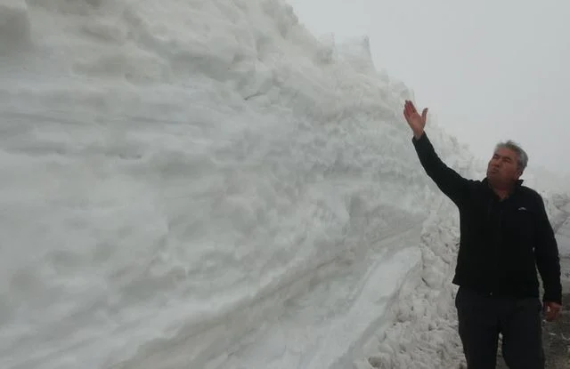 Burası ne Van ne de Hakkari! Yaz şehrinde kar 2 metreyi aştı