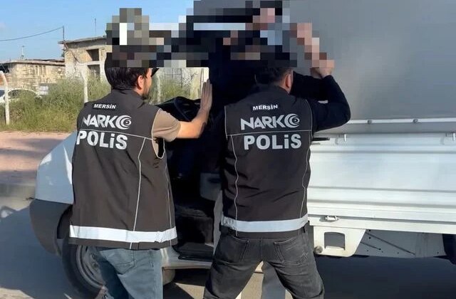 Polisin takip ettiği kamyonetten yaklaşık 185 kilo esrar ele geçirildi