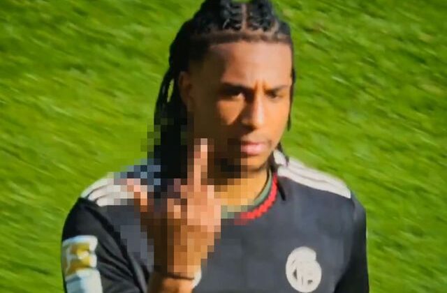 Micheal Olise sınırları zorlamaya devam ediyor! Bu kez de el hareketi çekti