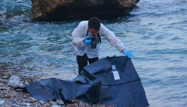 Montuyla ayakkabısını çıkarıp kot ve atletle denize giren genç boğuldu