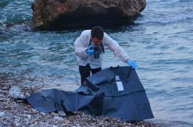 Montuyla ayakkabısını çıkarıp kot ve atletle denize giren genç boğuldu