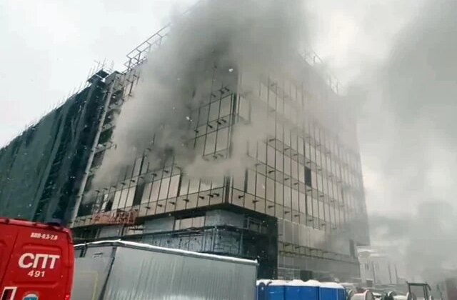Moskova’da inşa halindeki binada çıkan yangında 8 kişi öldü