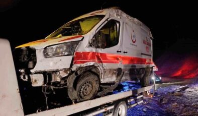Muş’ta ambulans devrildi: 5 yaralı