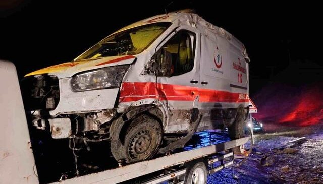 Muş’ta ambulans devrildi: 5 yaralı