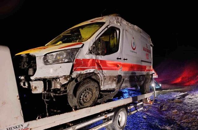 Muş’ta ambulans devrildi: 5 yaralı