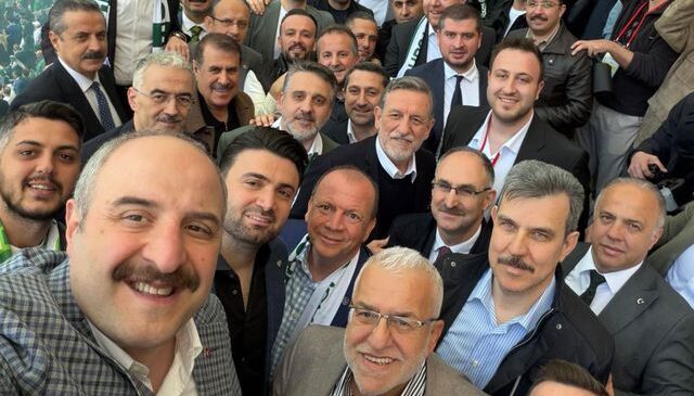 Mustafa Varank’tan şampiyonluk pozu