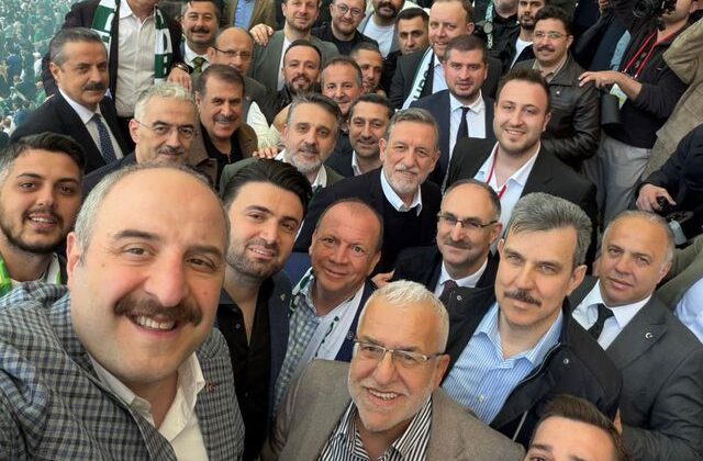 Mustafa Varank’tan şampiyonluk pozu