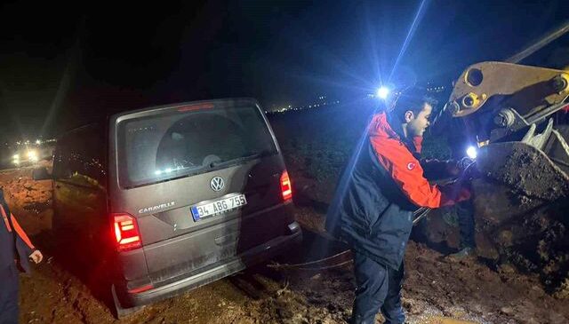 Navigasyon yardımıyla yolculuk yapan minibüsteki 10 kişi çamurlu yolda mahsur kaldı