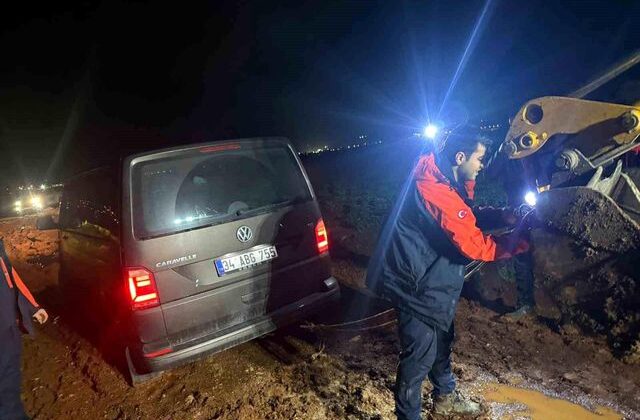 Navigasyon yardımıyla yolculuk yapan minibüsteki 10 kişi çamurlu yolda mahsur kaldı