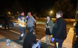 Yardım için durdular, kendilerine küfür edilince alkollü sürücüyü ve arkadaşını darp ettiler