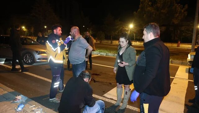 Yardım için durdular, kendilerine küfür edilince alkollü sürücüyü ve arkadaşını darp ettiler