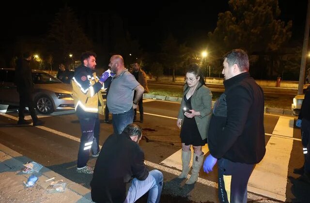 Yardım için durdular, kendilerine küfür edilince alkollü sürücüyü ve arkadaşını darp ettiler