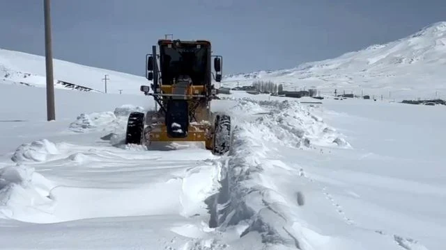 Bitlis’te nisan ayında yağan kardan çok sayıda köy yolu kapandı