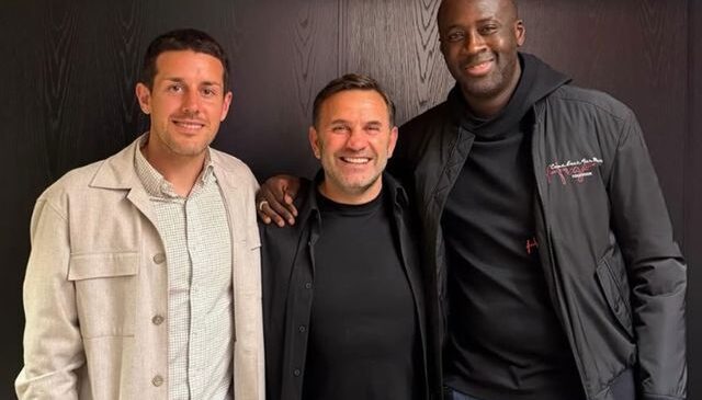 Okan Buruk’un sağındaki ismi tanıdınız mı? Galatasaray maçında sürpriz misafir