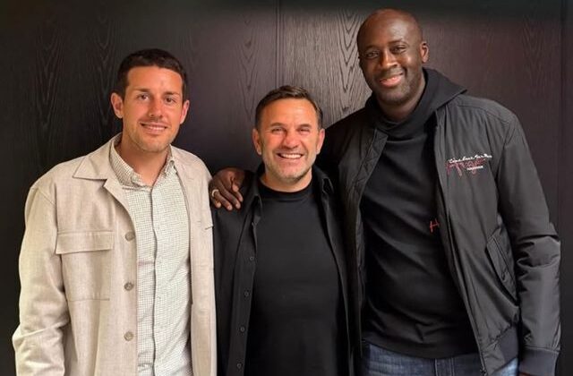 Okan Buruk’un sağındaki ismi tanıdınız mı? Galatasaray maçında sürpriz misafir