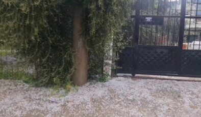 Osmaniye’de sağanak ve dolu yağışı; cadde ve sokaklar beyaza büründü