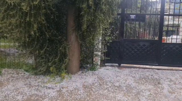 Osmaniye’de sağanak ve dolu yağışı; cadde ve sokaklar beyaza büründü