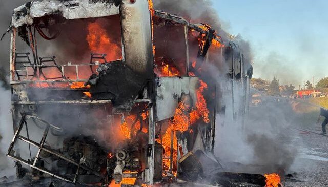 Seyir halindeki tur otobüsü alev topuna döndü