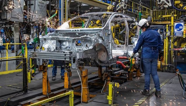 Otomotiv devi elektrikli araç üretimini durdurdu! Binlerce kişi işten çıkarılıyor