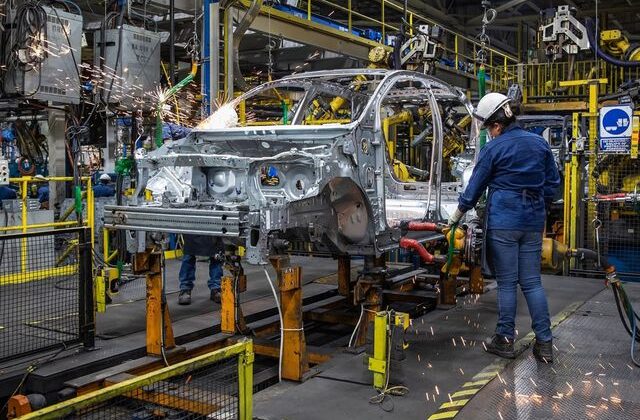 Otomotiv devi elektrikli araç üretimini durdurdu! Binlerce kişi işten çıkarılıyor