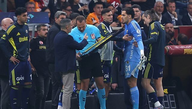 Oyundan atılan Ederson, sinirini VAR monitöründen çıkardı