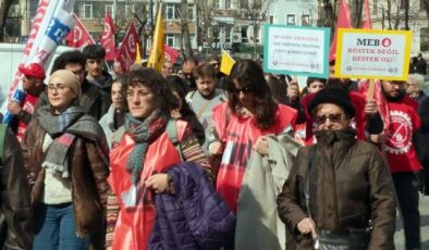 Özel İtalyan Lisesi öğretmenleri İstanbul İl Milli Eğitim Müdürlüğü’nün önünde eylem düzenledi