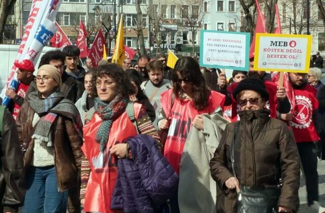 Özel İtalyan Lisesi öğretmenleri İstanbul İl Milli Eğitim Müdürlüğü’nün önünde eylem düzenledi