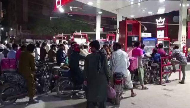 Savaş Pakistan’ı vurdu, haberi alan bidonunu kapıp akaryakıt istasyonlarına koştu