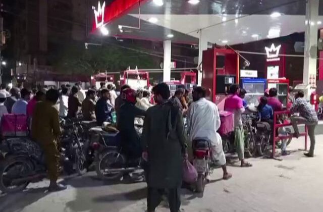 Savaş Pakistan’ı vurdu, haberi alan bidonunu kapıp akaryakıt istasyonlarına koştu