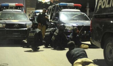 Pakistan’da polis karakoluna düzenlenen bombalı saldırıda 5 kişi hayatını kaybetti