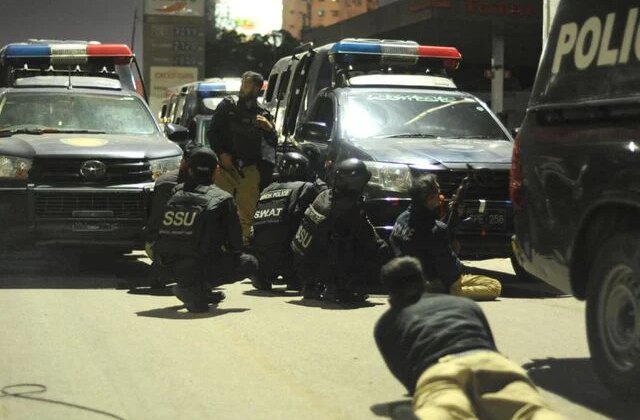 Pakistan’da polis karakoluna düzenlenen bombalı saldırıda 5 kişi hayatını kaybetti