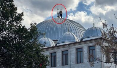 İntihar etmek için cami çatısına çıktı, 2 saatlik çabayla aşağı indirildi