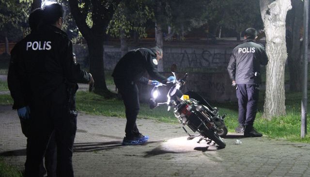 Parkta iki grup tabanca ve bıçakla birbirine girdi: 2 yaralı