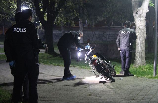 Parkta iki grup tabanca ve bıçakla birbirine girdi: 2 yaralı