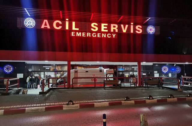 Parkta rastgele bıçak sallayan kişi, 2 yaşındaki Samet’i boğazından yaraladı