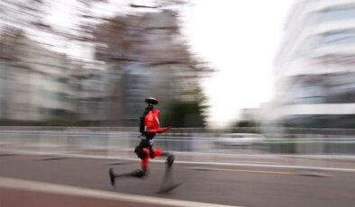 Dünya rekorundan 7 dakika daha hızlı: Robot “Flash” Pekin’de tarih yazdı