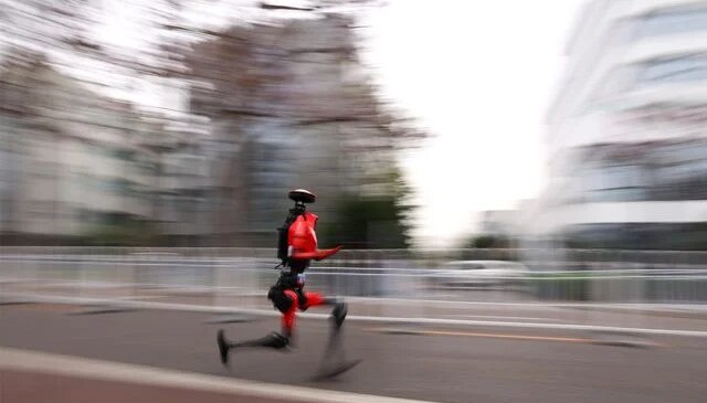 Dünya rekorundan 7 dakika daha hızlı: Robot “Flash” Pekin’de tarih yazdı