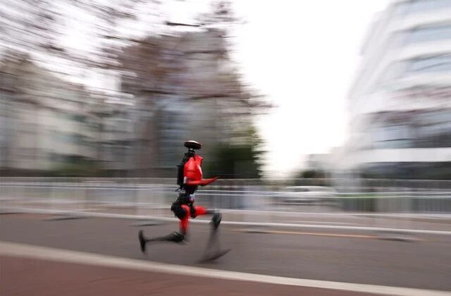 Dünya rekorundan 7 dakika daha hızlı: Robot “Flash” Pekin’de tarih yazdı