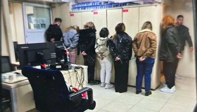 Polislere yönelik alaycı ifade kullanarak görüntü çeken şüphelilerden 1 kişi tutuklandı