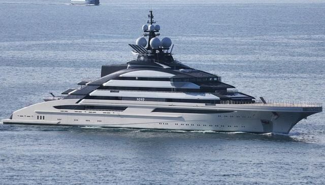 Putin’in müttefikine ait 500 milyon dolarlık süper yat, Hürmüz Boğazı’nı geçti