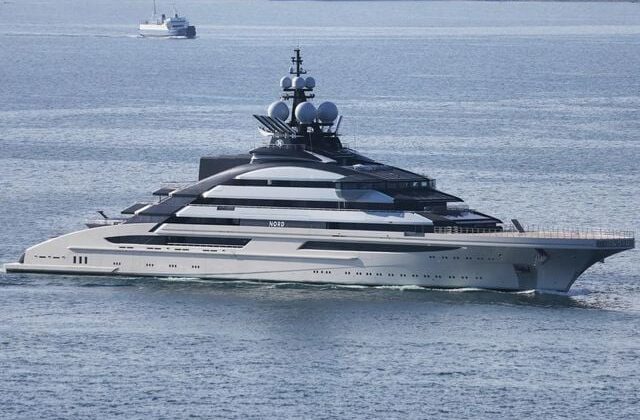 Putin’in müttefikine ait 500 milyon dolarlık süper yat, Hürmüz Boğazı’nı geçti