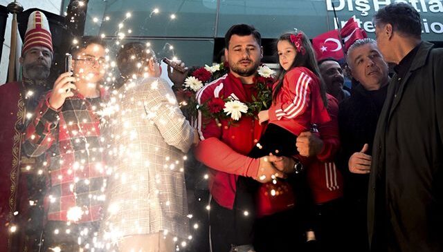 Rekortmen milli güreşçi Rıza Kayaalp’e başkentte coşkulu karşılama
