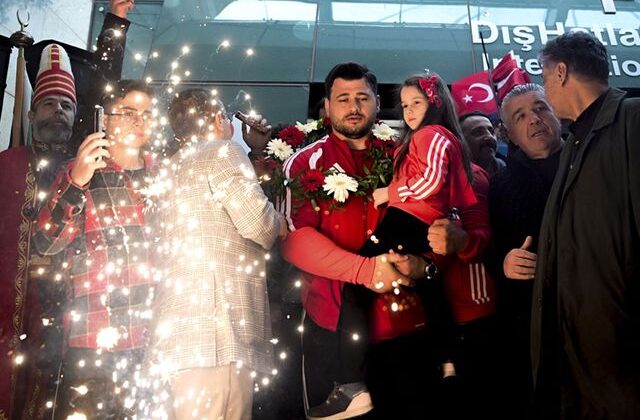Rekortmen milli güreşçi Rıza Kayaalp’e başkentte coşkulu karşılama