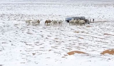 Suudi Arabistan’da çöller dolu yağışıyla beyaza büründü