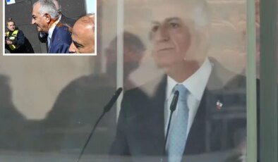 Rıza Pehlevi, cam fanus içinden kalabalığa konuştu