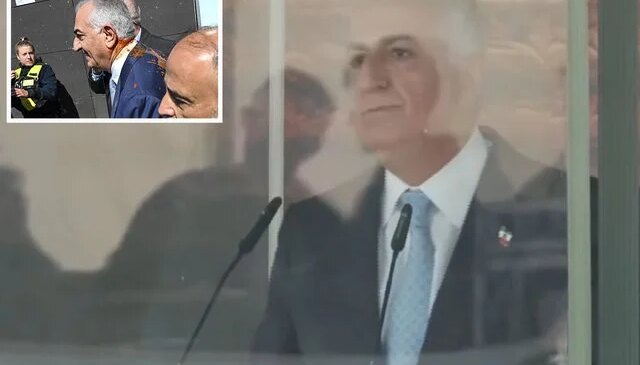 Rıza Pehlevi, cam fanus içinden kalabalığa konuştu