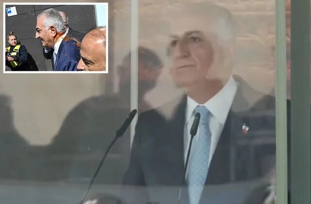 Rıza Pehlevi, cam fanus içinden kalabalığa konuştu